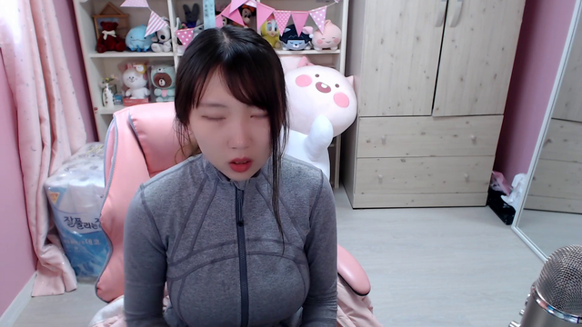 velvet talks about people mass reporting her stream, after recently being unbanned
