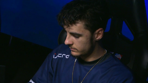 Players almost fighting on stage at Gears of War tournament