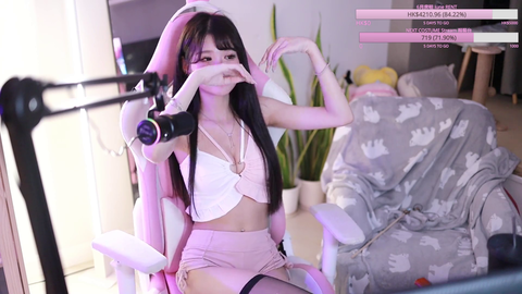 Hong Kong streamer upset that her partner application "in review" for 1,5 years without any response from twitch