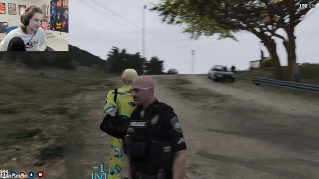 xQcOW - XQC abuses a glitch to hide his gun and later kills 2 cops (watch gun disappear)