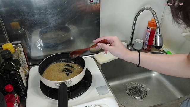 Streamer tries making caramel