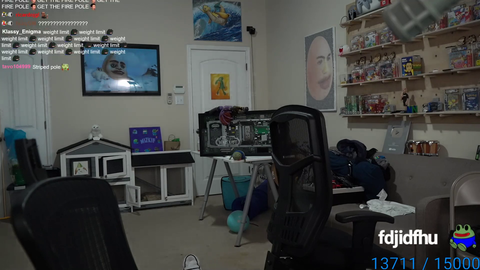 Mizkif forgets to mute while peeing