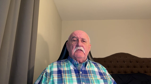 Found a wholesome old man singing songs that the chat request and he's great