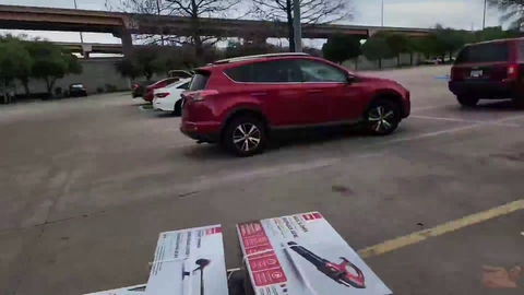 Erobb leaves his car running while in the store