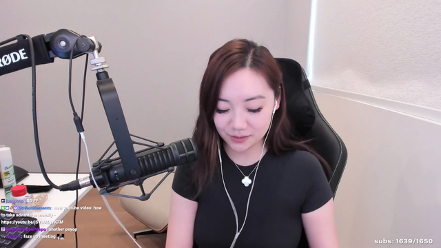 top0,01% twitch streamer flexing on her bank account balance