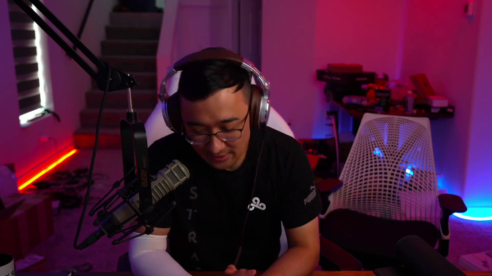 KristoferYee - Kristoferyee gets rare streamer merch from Artesian builds Poor Luna lmfao!