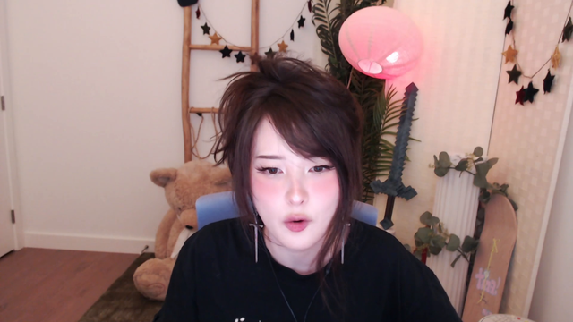 TinaKitten on Not Wearing Bras in Public vs Twitch: