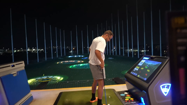 Macaiyla's daughter's uncle breaks the sealing at top golf