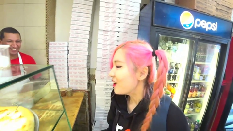 HAchubby orders food