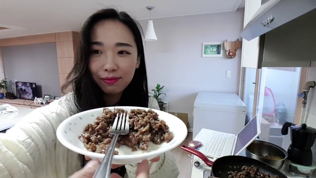 Chat feeds Giannie but then...