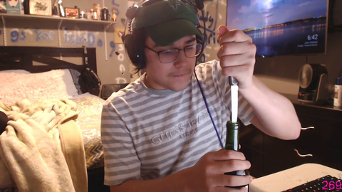 Streamer has smart idea to open a wine bottle