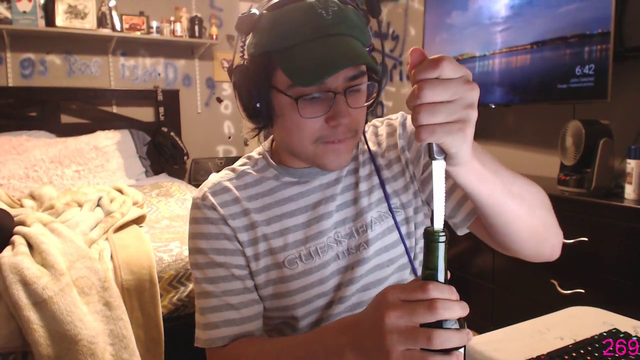 Streamer has smart idea to open a wine bottle