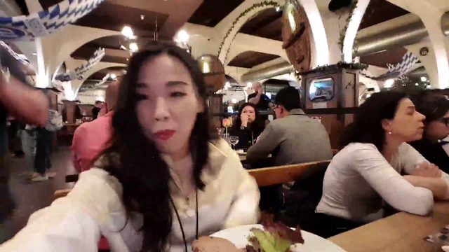 Korean streamer gets mocked by drunk people in Berlin
