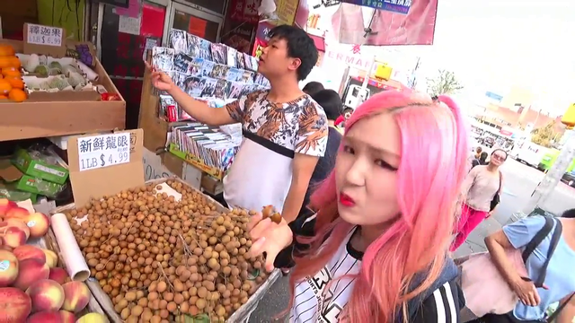 HAchubby thanks vendor for free fruit