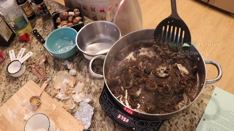 Henry shows how Roast Beef (his cat) is reacting to his cooking