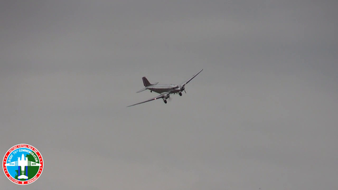 DC-3 with engine failure landing at a D-Day airshow