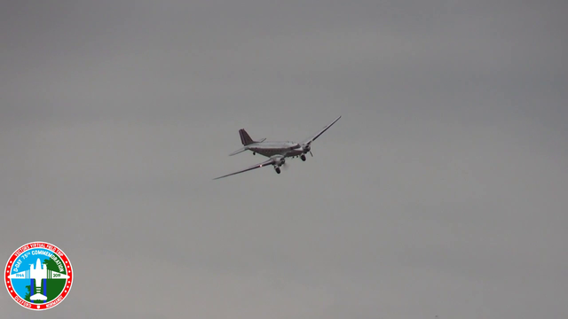 DC-3 with engine failure landing at a D-Day airshow