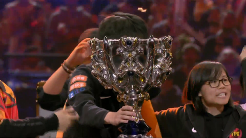 Winner of League of Legends World Championship can't lift trophy