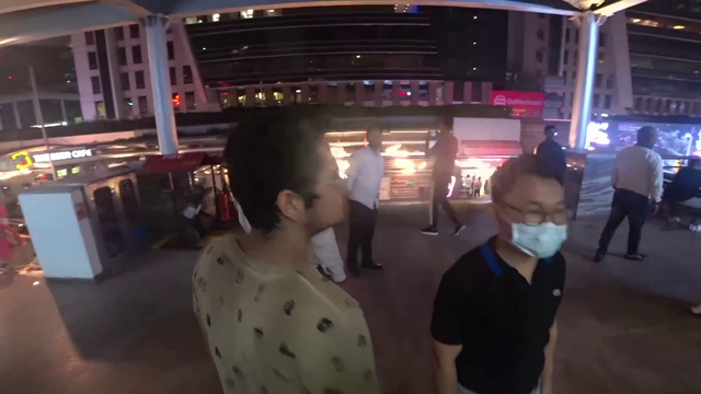 Streamer is walking in a busy area when suddenly the whole city goes dark because of a power outage