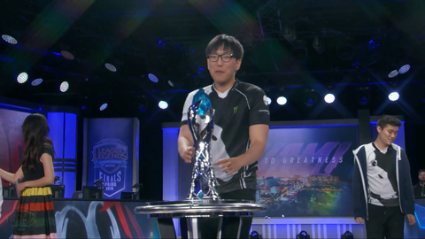 A week after losing his mother, Doublelift lifts the NA LCS trophy!