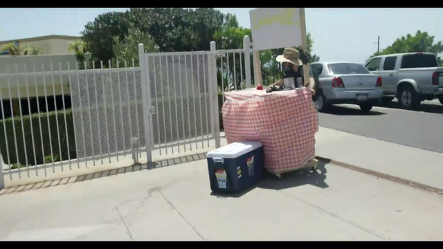Reckful pushing a very heavy lemonade stand