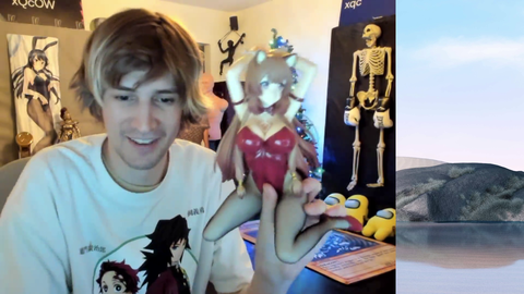 xQc introduces his new roommate