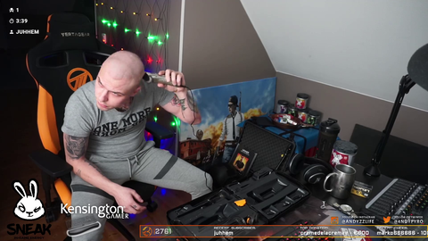 Daughters priceless reaction to father becoming bald