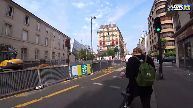 IRL Norwegian streamer successfully navigates through Paris traffic