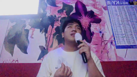 Korean streamer sings his heart out at a karaoke for 2 viewers