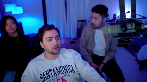 Mizkif accidentally turns on Fuslie's guitar