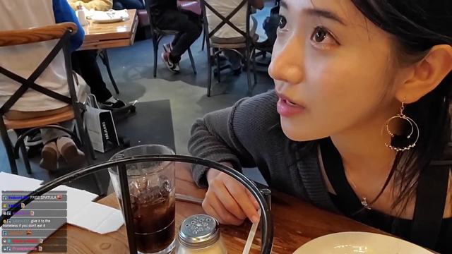 Employee of pizza place in Chicago gives Jinny a free pizza