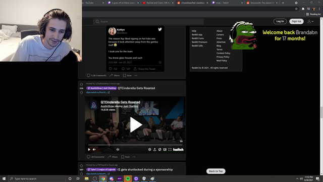 xQc does an impersonation of Amouranth