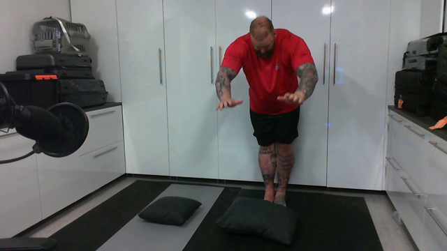 Hafthor does yoga