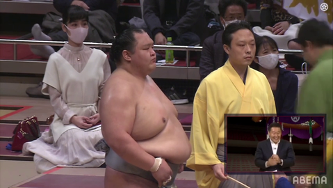 Woman attends 30 days of Sumo wrestling, wearing 30 different dresses, carrying about 19 different handbags. Clips in comment.