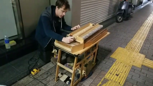 Jake meets amazing Chopstick Pianist in Japan