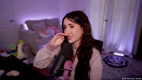 Acie trying to give a heartfelt message on first stream after losing her mom