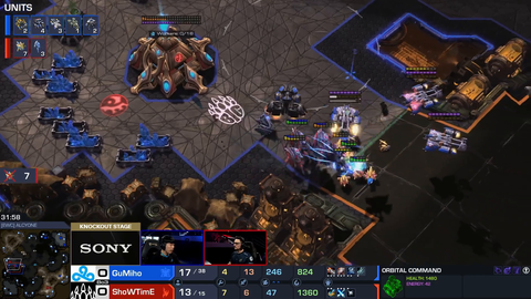 Insane ending to a Starcraft 2 match @ EWC with 2 fighting units