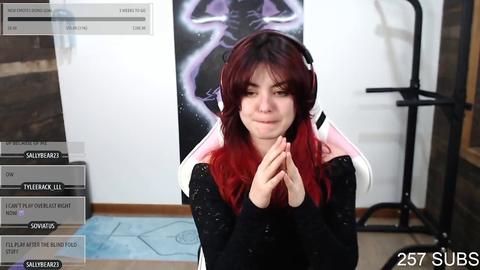 Streamers friend confesses that she's multi-tasking