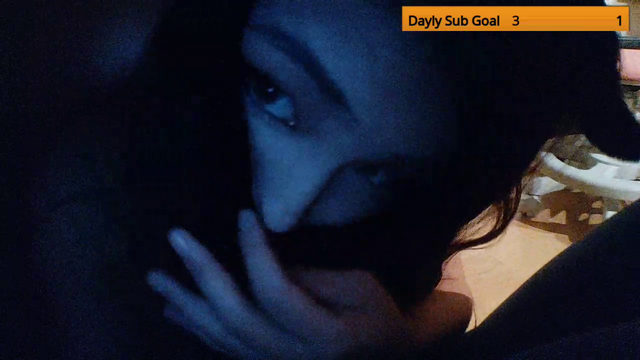 Mom does surprise attack on daughter (RIP Headphone users)