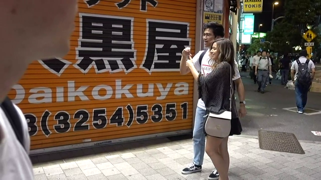 Fan hover hands Pokimane