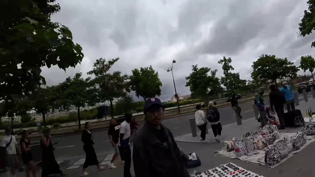 Streamer scares random lady who comes up to him