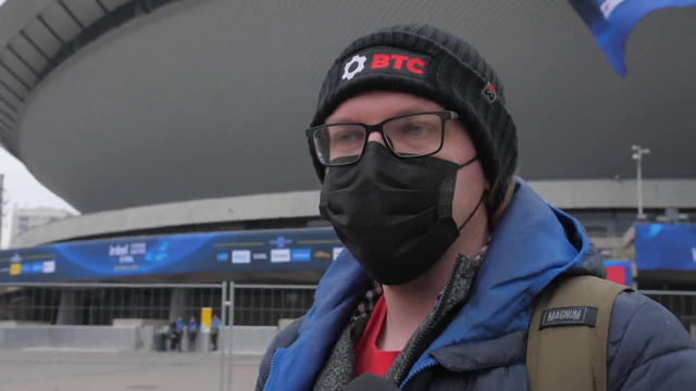 csgo fan roots for his favorite team in the IEM Katowice Tournament