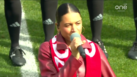 Disaster rendition of Canada’s national anthem before their match