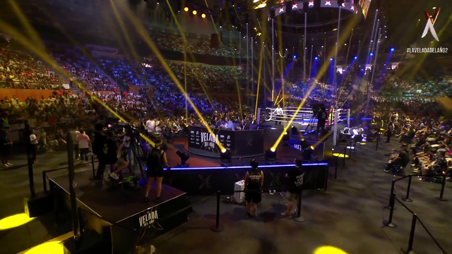 TheGrefg goes on stage to "pass" the top concurrent viewers records to Ibai, who has just surpassed 2.5 million viewers.