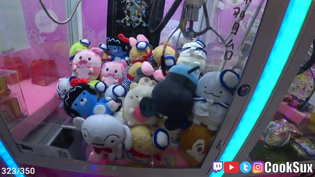 Streamer tries a claw machine in Taiwan