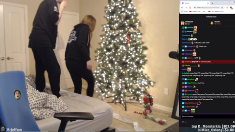 [WHOLESOME] single mom helps son decorate christmas tree <3