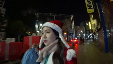 HAchubby and her family gifting workers in Korea at 3AM