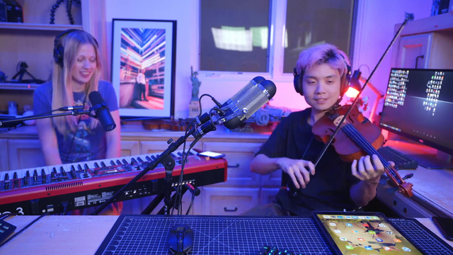 sleightlymusical figuring out the best way to play Jurassic Park Theme (collab with lara6683)