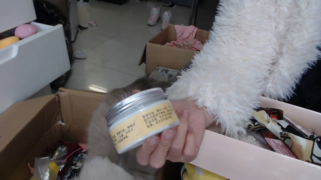 Eloise Shows Us Her Cream