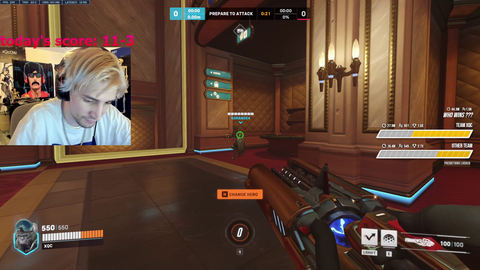 NYYXXII came from UK to xQc's house to show him her back pockets